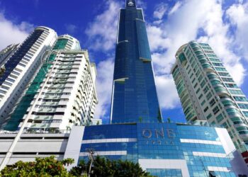 Com 290 metros de altura e 84 andares, a estrutura se tornou o prédio mais alto da América Latina e um ícone de luxo em Balneário Camboriú