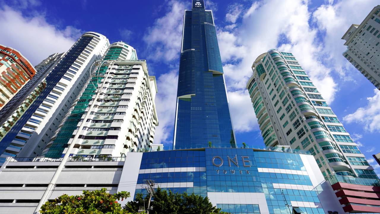 Com 290 metros de altura e 84 pavimentos, o One Tower em Balneário Camboriú tornou-se o maior arranha-céu residencial de toda a América Latina