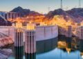 Com 221m de altura e concreto maciço, a estrutura monumental domou o Rio Colorado e levou energia ao deserto americano