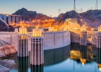 Com 221m de altura e concreto maciço, a estrutura monumental domou o Rio Colorado e levou energia ao deserto americano