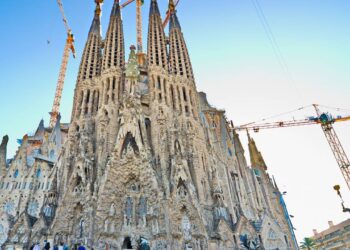 Com mais de 140 anos de construção e um design único de Gaudí, a basílica se tornou a obra-prima inacabada mais famosa do mundo