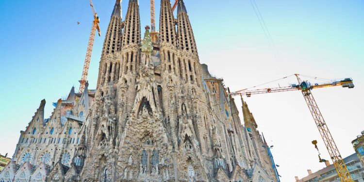 Projetada para atingir 172 metros de altura, a basílica de Gaudí surge como a obra religiosa mais alta e complexa de toda a Espanha