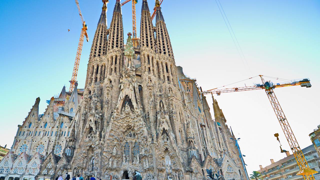 Projetada para atingir 172 metros de altura, a basílica de Gaudí surge como a obra religiosa mais alta e complexa de toda a Espanha