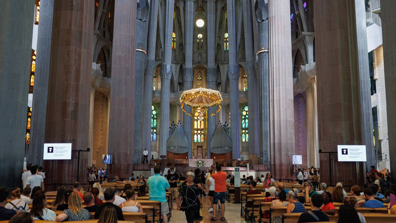 Com mais de 140 anos de construção e um design único de Gaudí, a basílica se tornou a obra-prima inacabada mais famosa do mundo