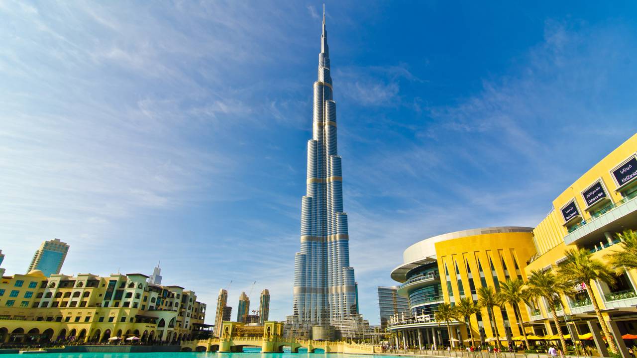 Com 828 metros e a base na areia escaldante, o edifício mais alto do mundo não afunda porque foi ancorado por 192 pilares gigantes e bombeia água com gelo nas tubagens para não derreter