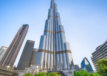 A torre que rompe limites e ergue 828 metros de engenharia se tornando a mais alta do mundo em pleno deserto