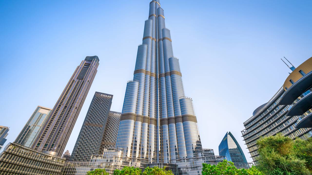 A torre que rompe limites e ergue 828 metros de engenharia se tornando a mais alta do mundo em pleno deserto