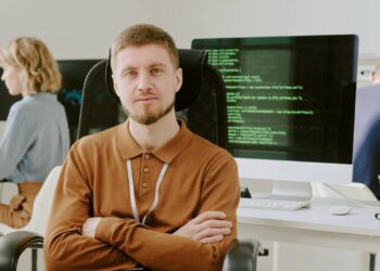 A carreira que te transforma em um "agente secreto" da tecnologia, trabalhando de qualquer lugar do mundo