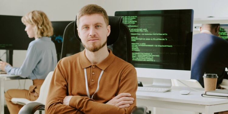 A carreira que te transforma em um "agente secreto" da tecnologia, trabalhando de qualquer lugar do mundo