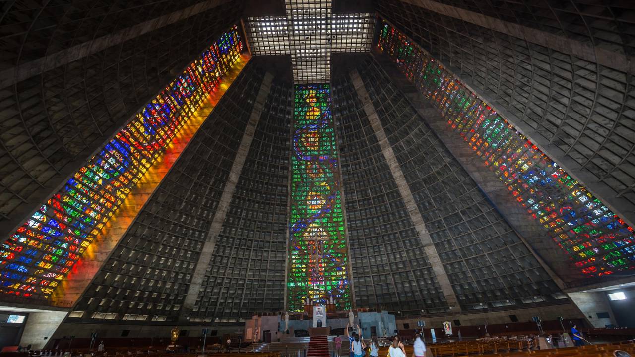 Com seu formato cônico e vitrais gigantes, a catedral modernista do Rio virou um ícone da arquitetura sacra e um marco da fé no centro da cidade