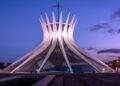 Com seus 16 pilares de concreto que se abrem para o céu, a obra de Niemeyer virou o maior ícone religioso de Brasília e um marco da arquitetura