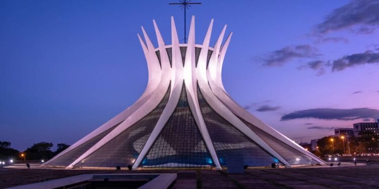 Com seus 16 pilares de concreto que se abrem para o céu, a obra de Niemeyer virou o maior ícone religioso de Brasília e um marco da arquitetura