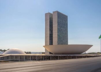 Com duas cúpulas icônicas e torres de 28 andares, esta obra de Niemeyer é o centro do poder e símbolo da democracia brasileira