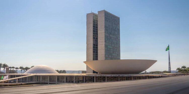 Com duas cúpulas icônicas e torres de 28 andares, esta obra de Niemeyer é o centro do poder e símbolo da democracia brasileira