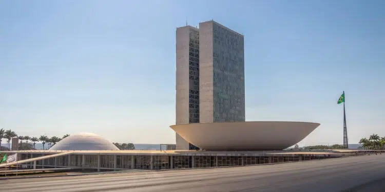 Com duas cúpulas icônicas e torres de 28 andares, esta obra de Niemeyer é o centro do poder e símbolo da democracia brasileira