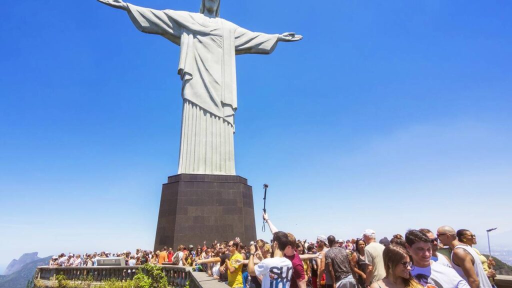Com 38 metros de altura e braços abertos de 28 metros, o monumento em art déco virou o maior símbolo do Brasil e uma maravilha mundial