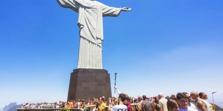 Com 38 metros de altura e braços abertos de 28 metros, o monumento em art déco virou o maior símbolo do Brasil e uma maravilha mundial
