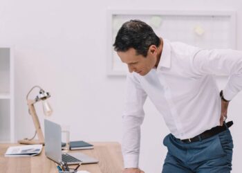 O que a ciência explica sobre a dor nas costas causada por sapatos inadequados