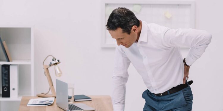 O que a ciência explica sobre a dor nas costas causada por sapatos inadequados