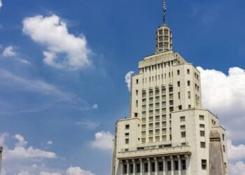 Com 161m de altura e inspirado no Empire State, a estrutura virou um ícone de SP e um farol cultural no coração da cidade