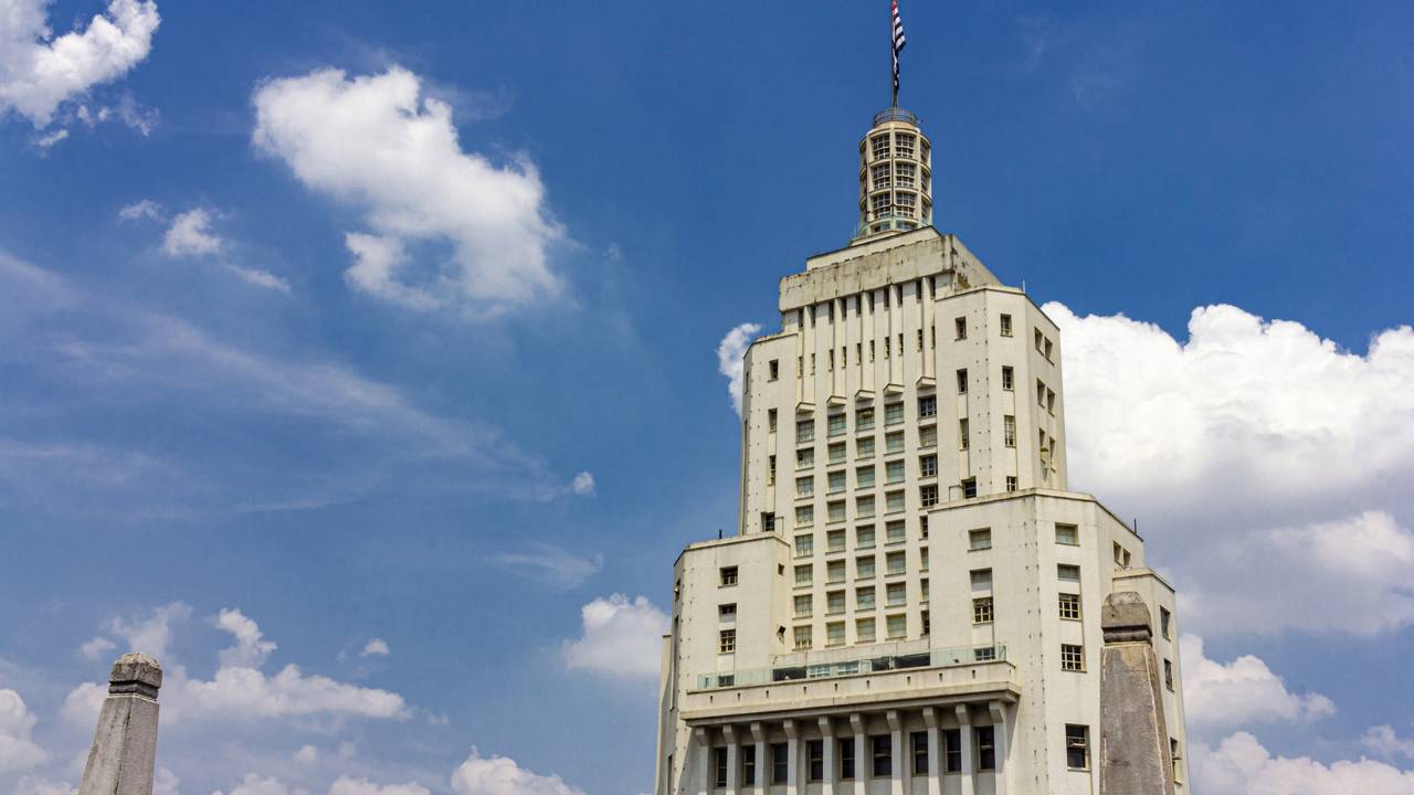 Com 161m de altura e inspirado no Empire State, a estrutura virou um ícone de SP e um farol cultural no coração da cidade