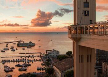 A monumental torre de 72 metros de altura inaugurada em 1873 como o primeiro elevador urbano do mundo une a Cidade Alta à Baixa em Salvador