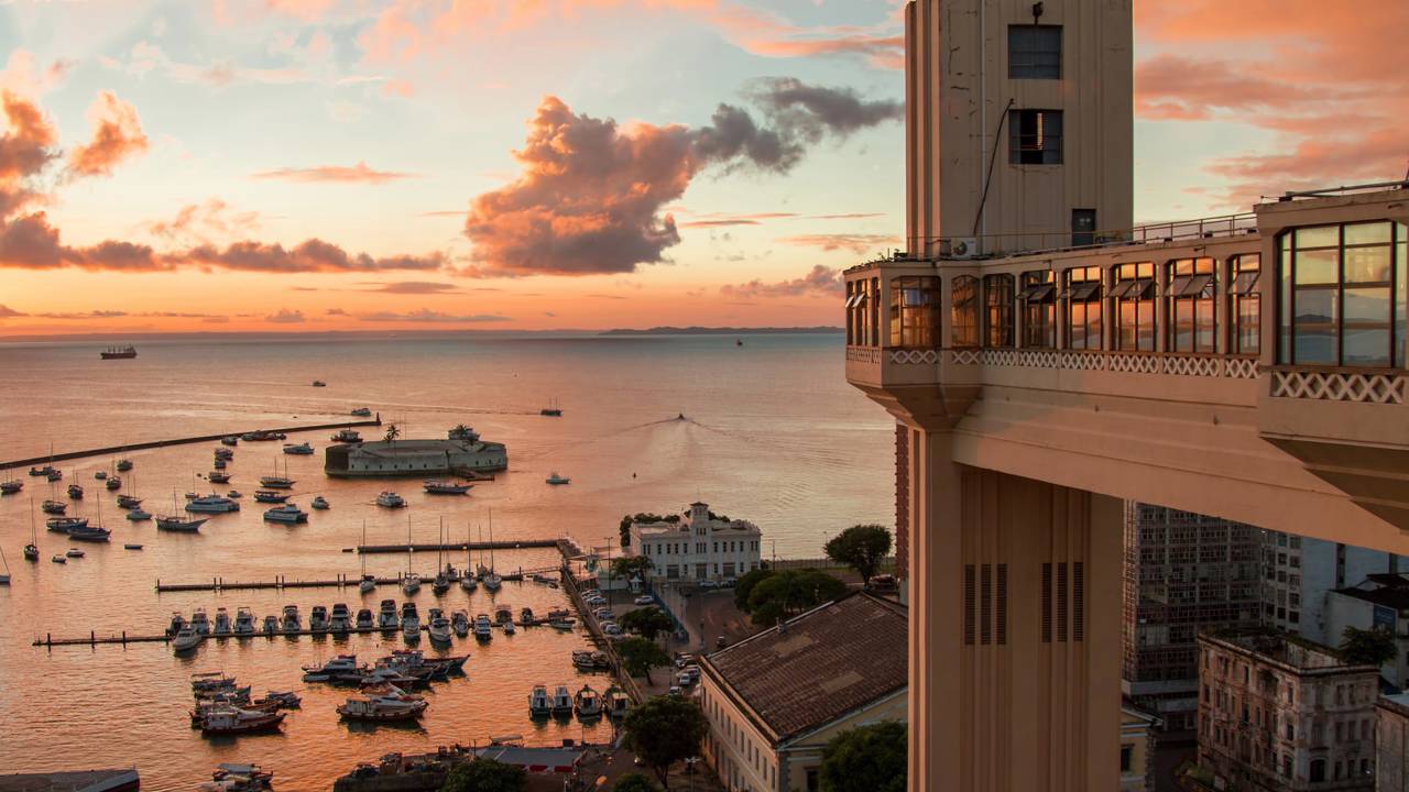 Com 72 metros de altura e inaugurado em 1873 como o primeiro elevador urbano do mundo, a estrutura de Salvador une a Cidade Baixa à Cidade Alta