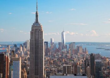 381 metros de altura, 102 andares e construído em tempo recorde de 410 dias: o icônico arranha-céu que foi o mais alto do mundo por 40 anos e se tornou o maior símbolo de Nova York no cinema