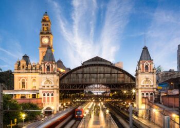 Com torre do relógio e inspiração inglesa, a Estação da Luz é um marco visual no centro de São Paulo