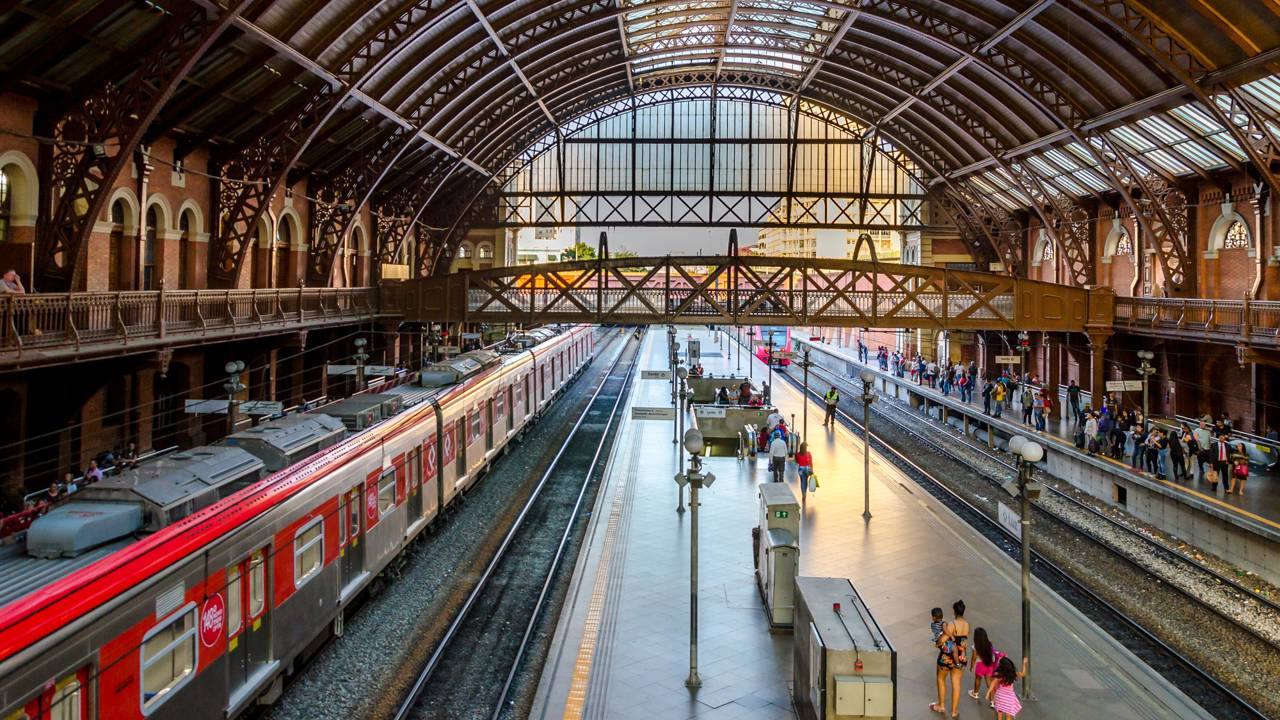 Com torre do relógio e inspiração inglesa, a Estação da Luz é um marco visual no centro de São Paulo