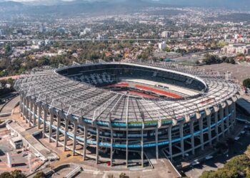 Com capacidade para 87 mil pessoas e palco de duas finais de Copa, a estrutura é o templo sagrado do futebol no México e um ícone mundial