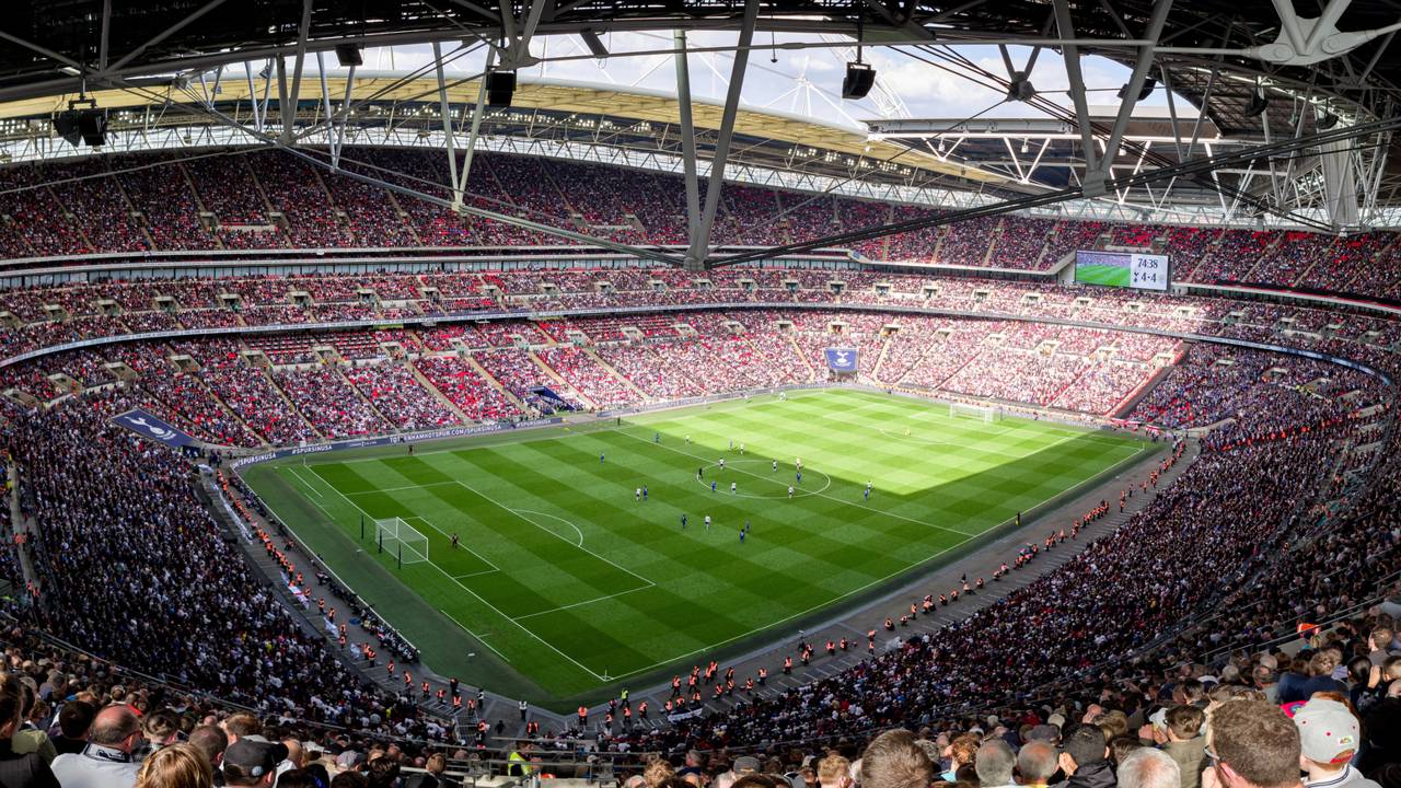 Com um arco de 134m e 90 mil assentos, a arena virou o templo do futebol inglês e um palco para lendas da música mundial