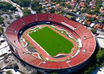 Com sua estrutura de concreto e 66 mil lugares, o estádio virou a casa do São Paulo FC e um dos maiores templos do futebol brasileiro