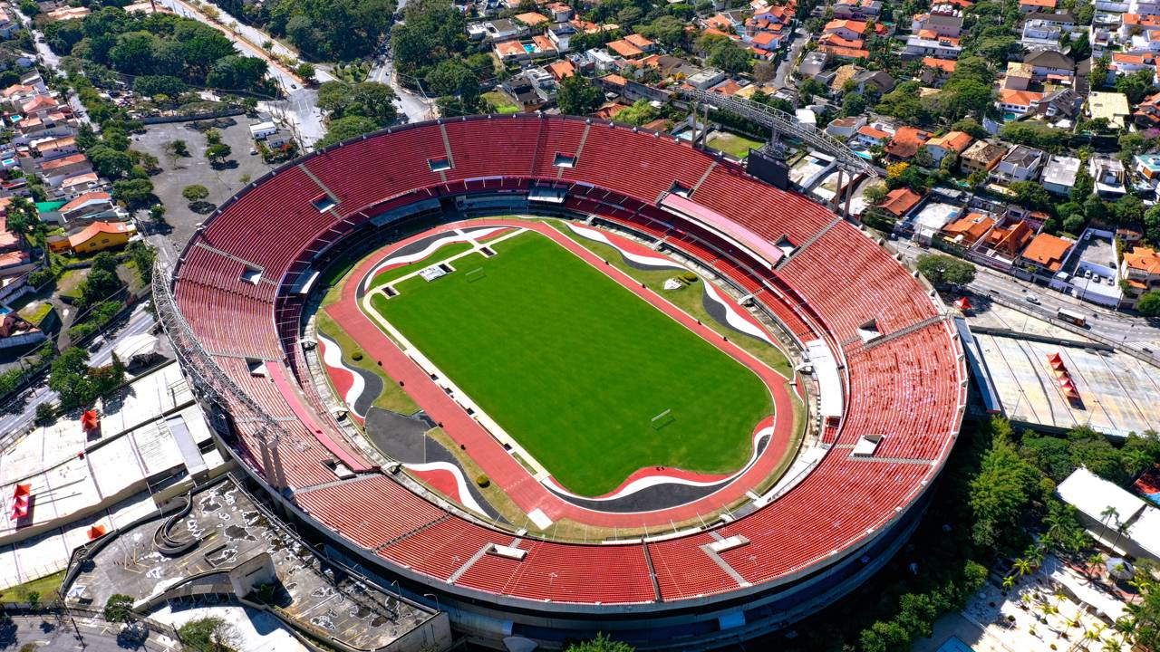 Com sua estrutura de concreto e 66 mil lugares, o estádio virou a casa ...