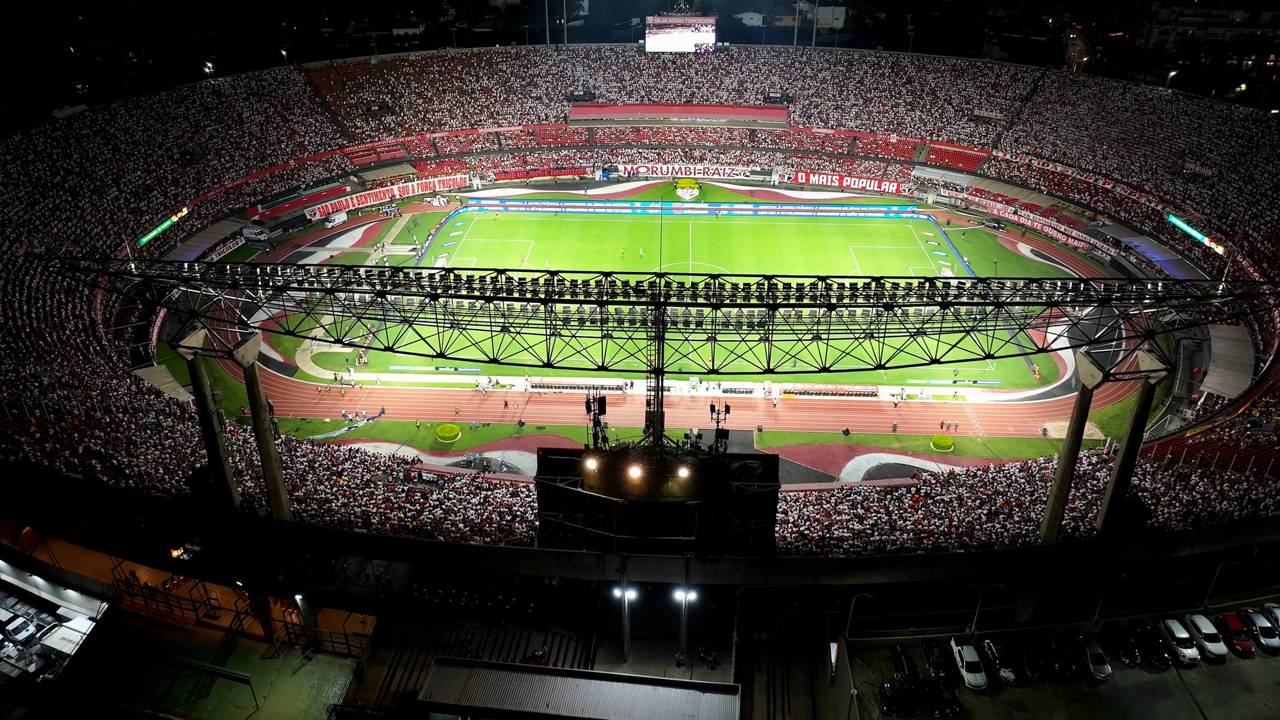 Com sua estrutura de concreto e 66 mil lugares, o estádio virou a casa do São Paulo FC e um dos maiores templos do futebol brasileiro