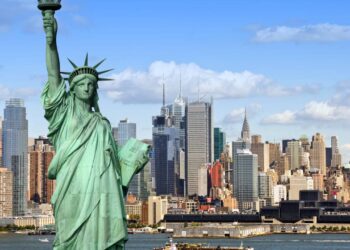 Com 93 metros de altura e 225 toneladas, este presente da França se tornou o maior símbolo de liberdade e esperança para o mundo