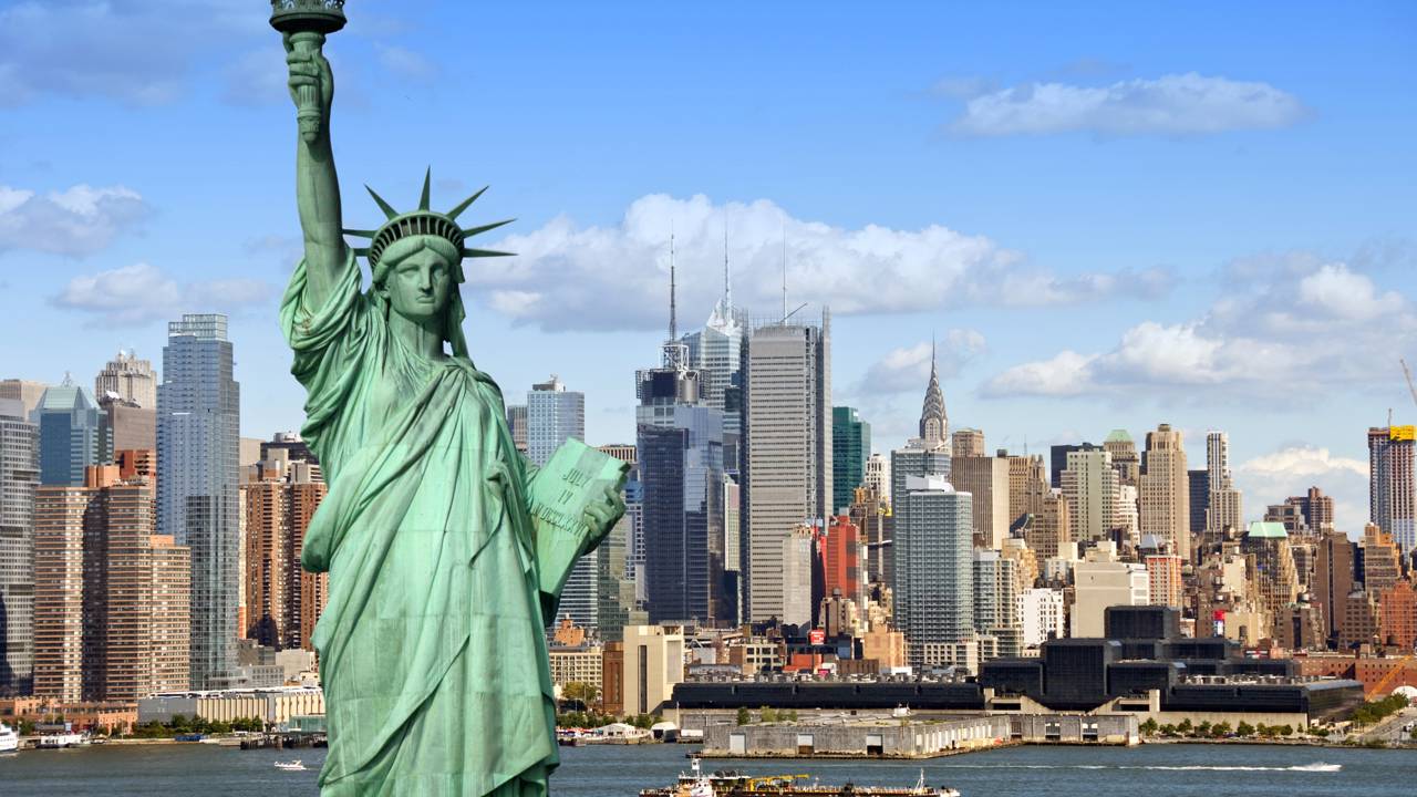 Com 93 metros de altura e estrutura de ferro de 1886, a estátua em Nova York virou o maior símbolo da liberdade e um marco da engenharia