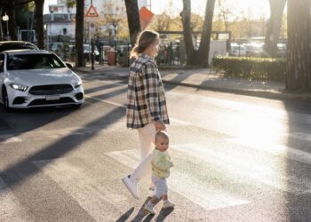 Lei da Faixa de Pedestre exige parada obrigatória e multa pega motoristas de surpresa