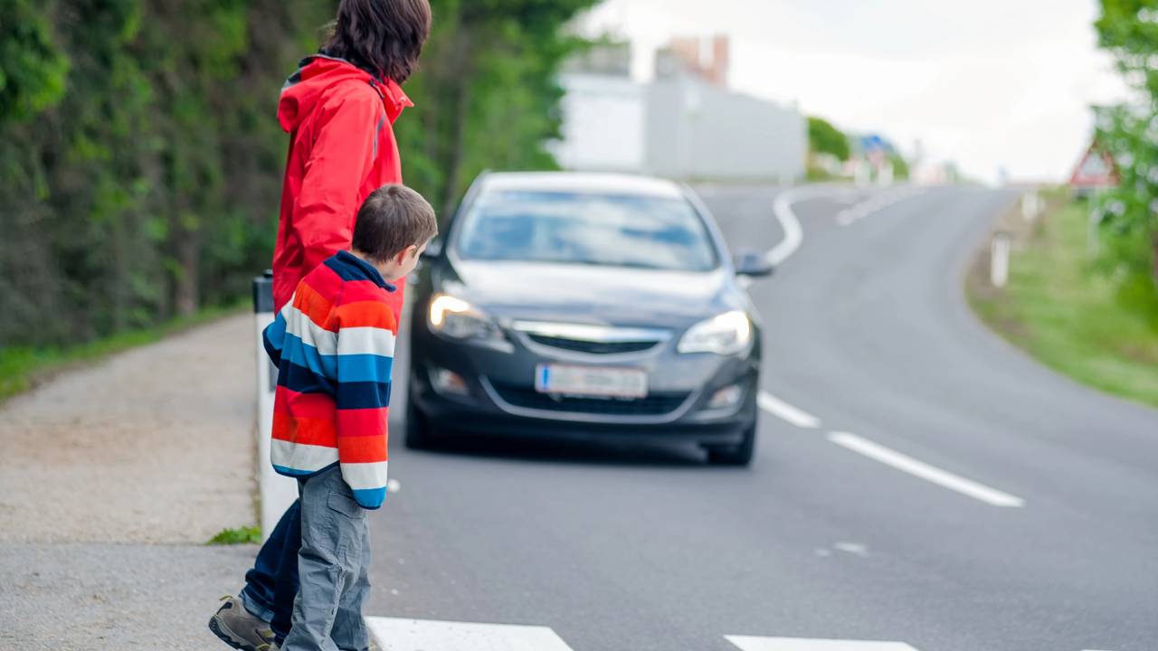 Lei da Faixa de Pedestre exige parada obrigatória e multa pega motoristas de surpresa