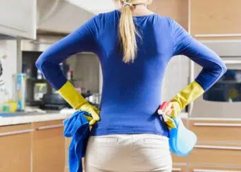 O segredo da casa limpa é a técnica por processos, repetindo a mesma tarefa em todos os ambientes antes de mudar - Créditos: depositphotos.com / diego_cervo