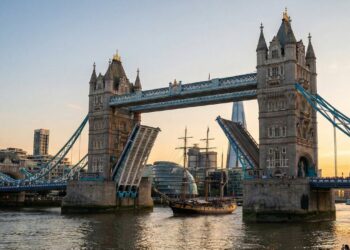 A engenharia genial que faz uma ponte de toneladas se erguer em minutos para a passagem de navios