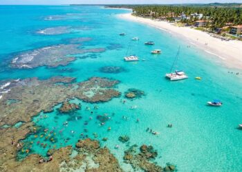 Turistas que sonham com um paraíso tropical encontram nesta cidade as praias mais famosas do Nordeste