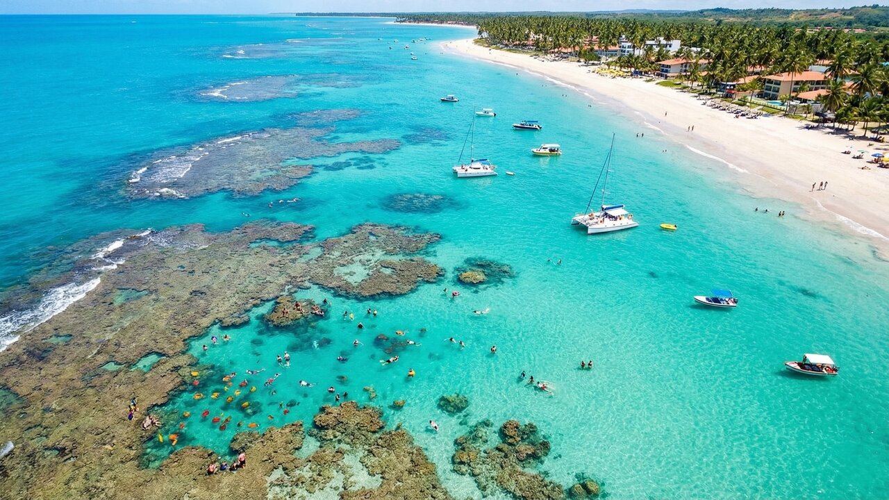 Turistas que sonham com um paraíso tropical encontram nesta cidade as praias mais famosas do Nordeste