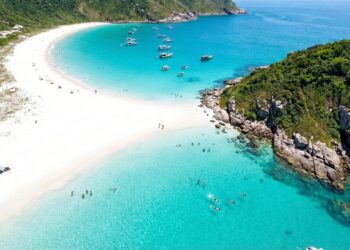 Turistas que buscam as praias mais bonitas do país encontram neste destino a escolha perfeita
