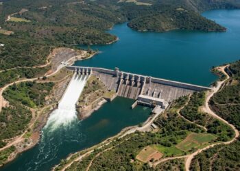 A engenharia monumental que segura a força de milhões de litros de água para abastecer cidades e gerar energia