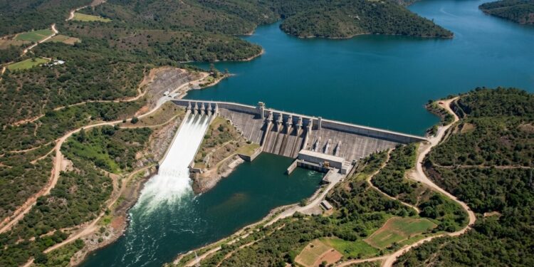 A engenharia monumental que segura a força de milhões de litros de água para abastecer cidades e gerar energia