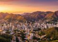 Capital de Minas Gerais, situada a 852 metros de altitude, é totalmente cercada por montanhas