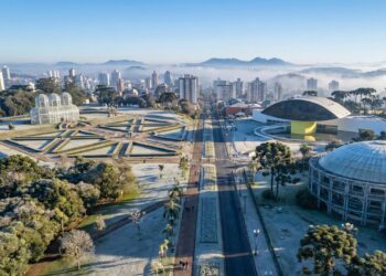 Capital paranaense, situada a 935 metros de altitude, é uma das mais altas e frias do Brasil