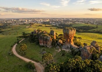 Cidade do Paraná, situada a 975 metros de altitude, é o coração da região dos Campos Gerais
