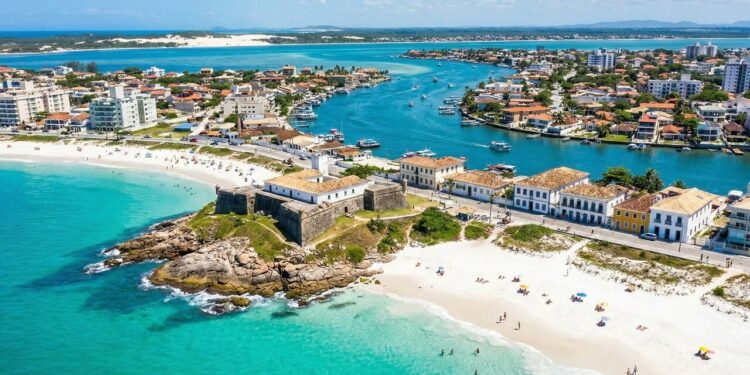 Cidade que abriga o Forte São Mateus, fundada há mais de 400 anos, tem praias paradisíacas